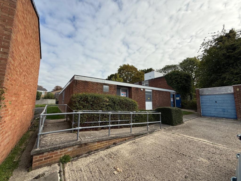 Lot: 85 - FREEHOLD BUILDING WITH POTENTIAL - Front view of the building with access door